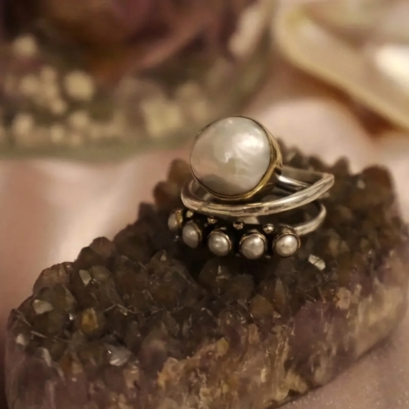 Faux Pearl Silvertone Ring - Picture 6 of 6